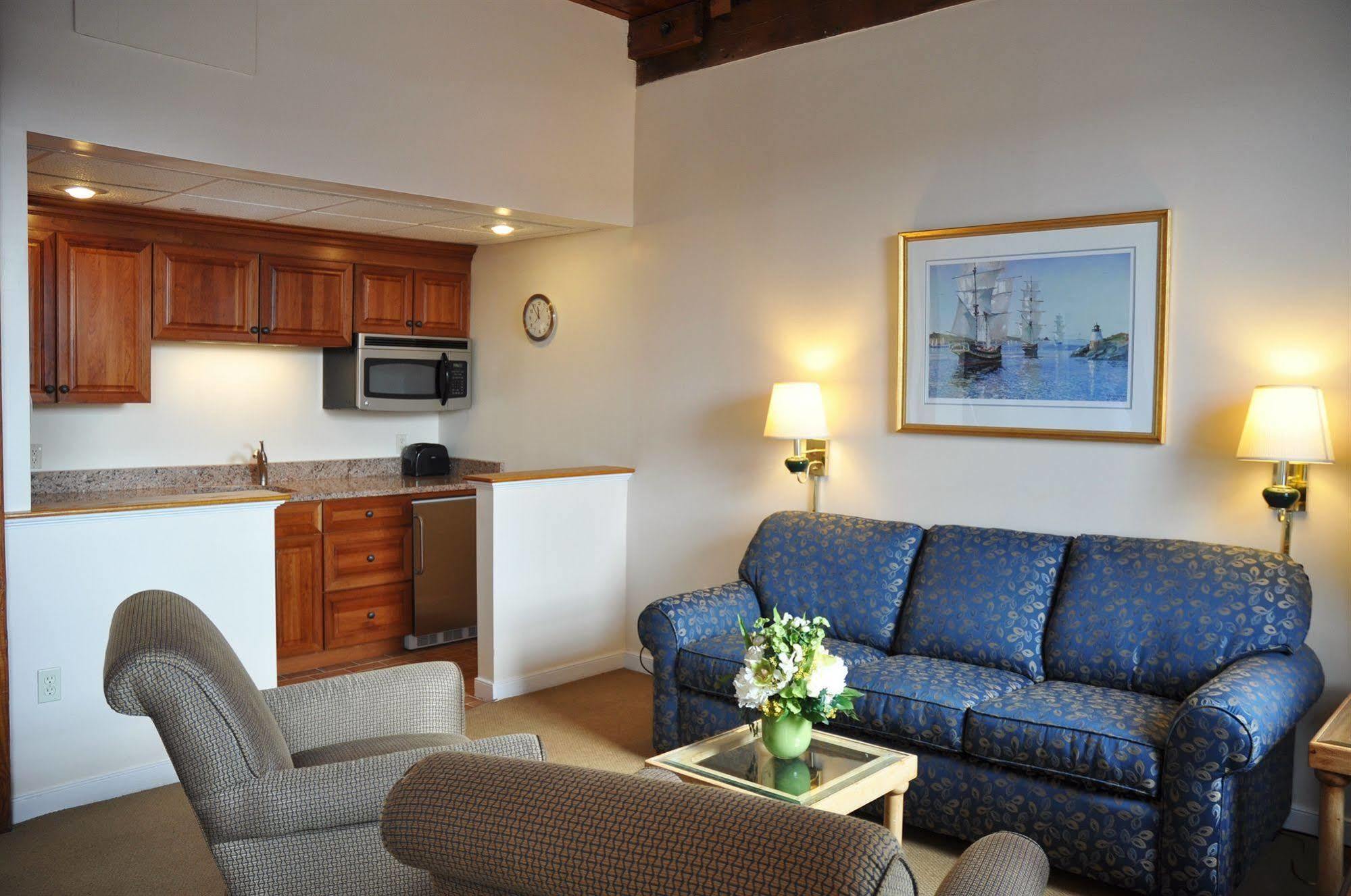 Newport Bay Club And Hotel Exterior photo